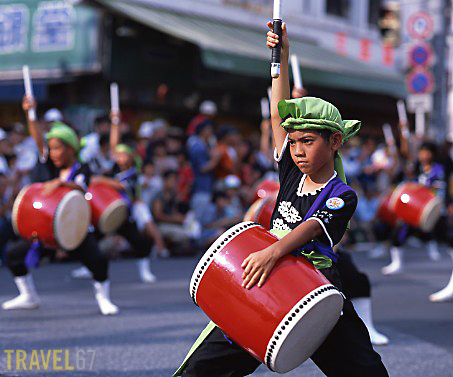 67okieisa102 10,000 Person Eisa Dance on Kokusai Street, Naha, Japan
