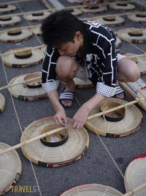 Attaching lanterns to the bamboo frame