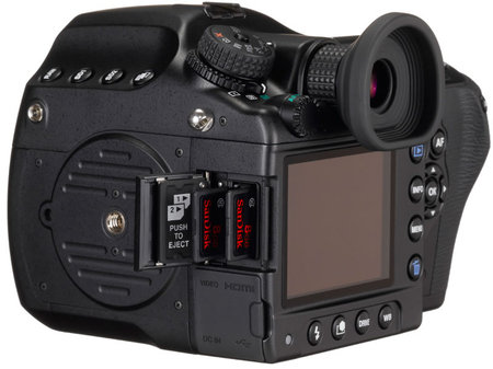 Dual SD card slots in the Pentax 645D