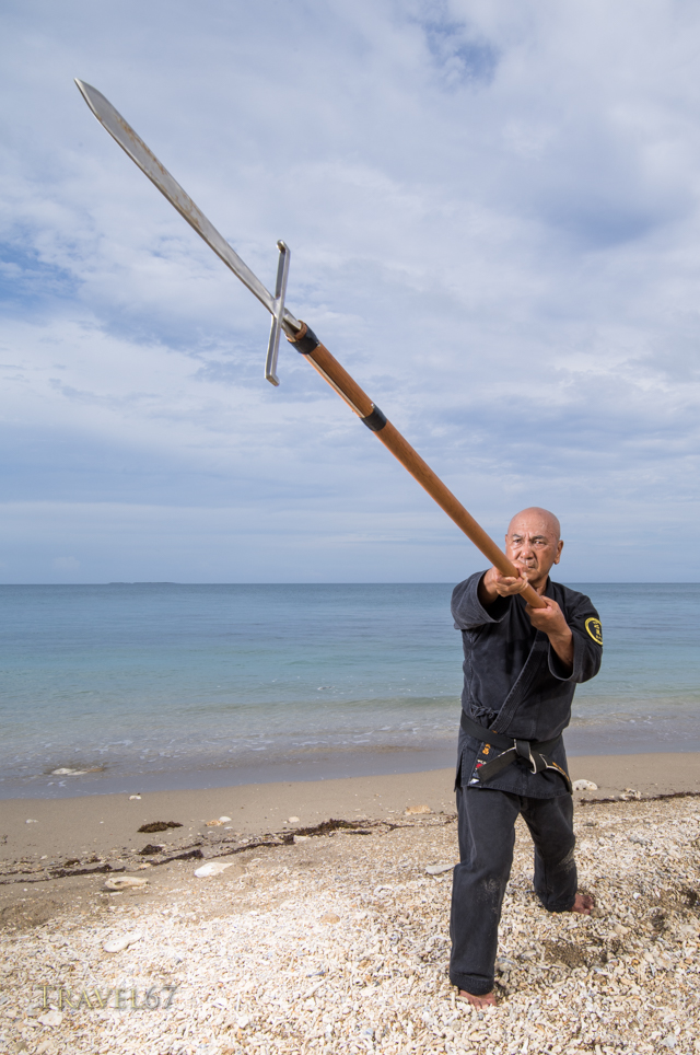 Kensho Tokumura, Hanshi 9th-dan Ryukyu Dento Kobujutsu Hozon Budo Kyokai Training on Heshikiya Beach, Katsuren, Okinawa. 德村 賢昌　 範士九段　　　琉球伝統古武術保存武道協会